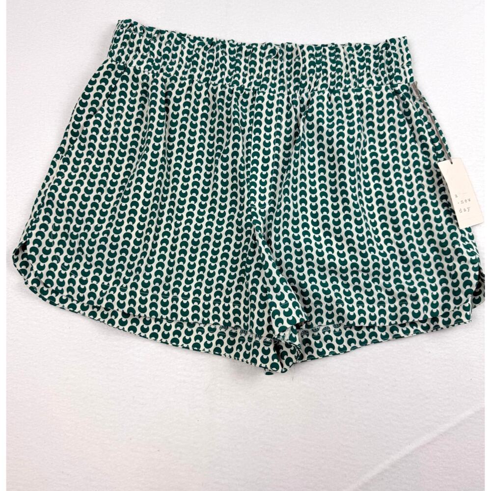 Green White Geometric Pull On Shorts Pockets Elastic Waist 4 Inseam NWT M